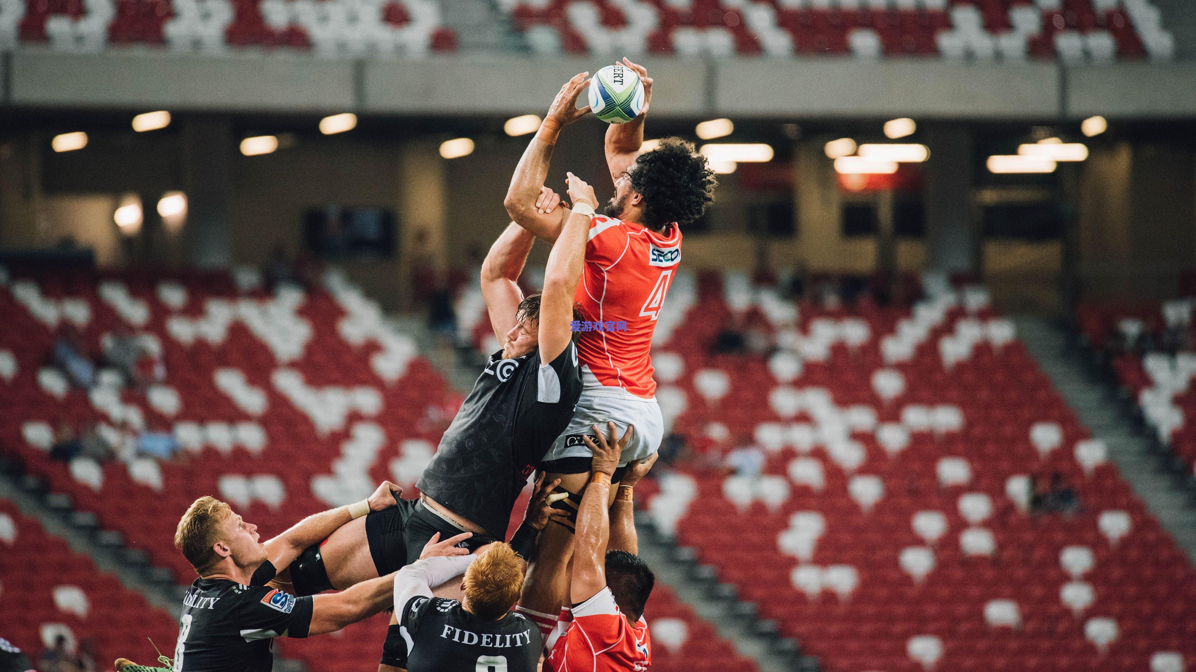 神乎技矣！一只手，两支笔，同时画出C罗梅西